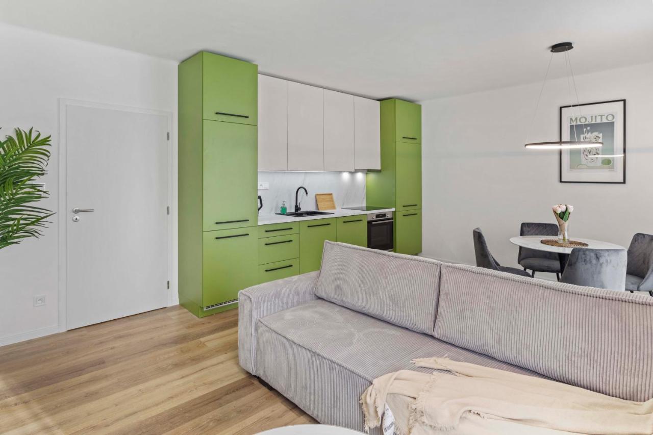2 Bedroom Apt Steps To Nivy Station Bratislava Extérieur photo